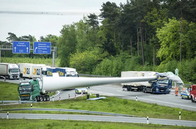 The wing of a wind turbine sticks in a truck after an accident on a motorway near Bielefeld, western Germany, Tuesday, May 16, 2017. The driver of the following truck was injured in the rear-end collision. (Photo by Christian Mathiesen/DPA via AP Photo)