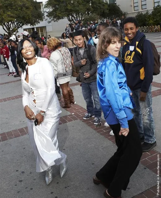 The largest Soul Train dance consisted of 211 Berkeley High School students, staff and alumni in Berkeley, California, who all shook their groove thing down a dance line