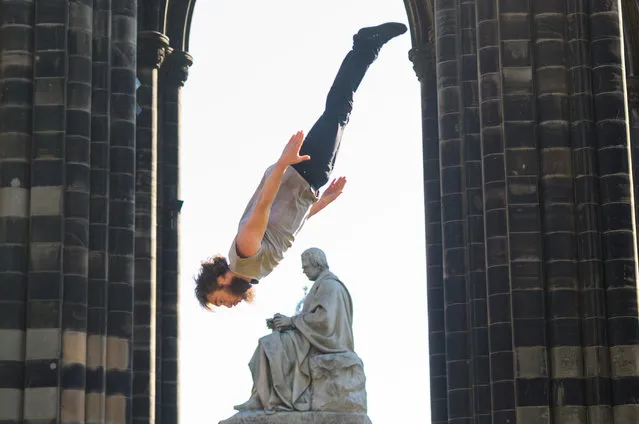 French circus performer Manu Tiger jumps over the Scott Monument in Princes Street during a photocall for his show “Tiger Circus: Attached” during the 70th Edinburgh Fringe Festival on August 9, 2017 in Edinburgh, Scotland. (Photo by Roberto Ricciuti/Getty Images)