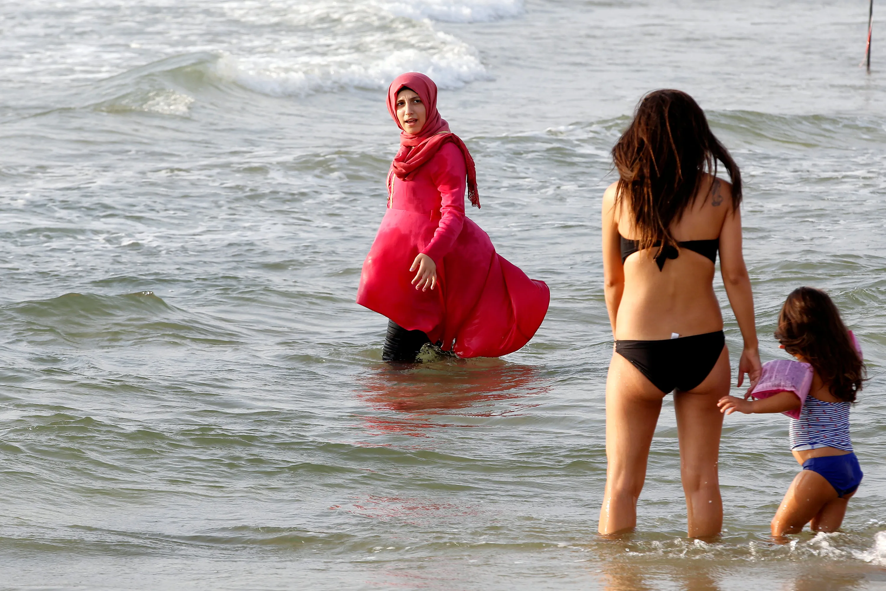 Турция когда можно купаться в море. Буркини Иран. Арабские женщины на пляже. Мусульманка на море. Мусульманки купаются в море.