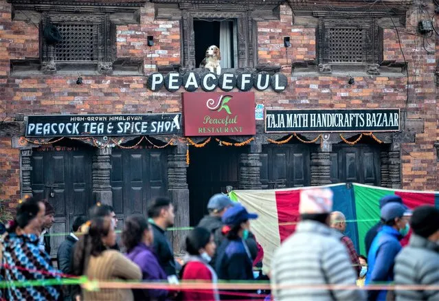 Nepalese people line up to cast their votes during the parliamentary and provincial elections in Bhaktapur, Nepal, 20 November 2022. (Photo by Narendra Shrestha/EPA/EFE)