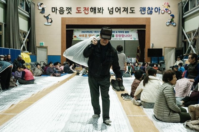 People evacuated from their homes due to the approaching wildfire, stay at the gymnasium of Sinsung Elementary School in Andong, South Korea, on March 25, 2025. (Photo by Yasuyoshi Chiba/AFP Photo)