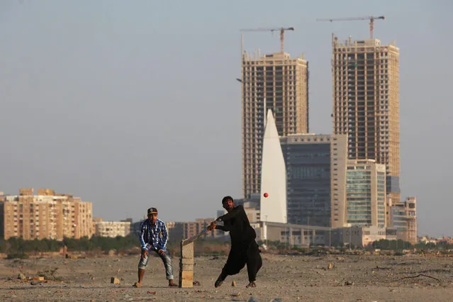 People play cricket with the Hyperstar shopping mall and under construction buildings in the background, in Karachi, Pakistan November 20, 2017. (Photo by Akhtar Soomro/Reuters)