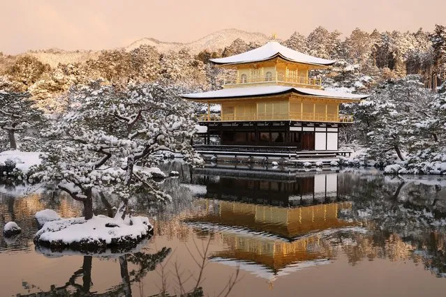 The grounds of Kinkakuji temple – the Golden Pavilion – are covered with snow in Kyoto on January 25, 2023, after heavy snow and strong winds overnight affected wide areas of the country. (Photo by JIJI Press/AFP Photo)