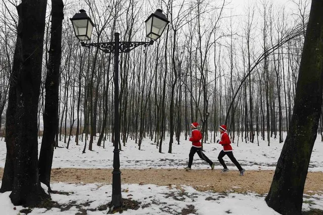 Costumed runners participate in the “Santa Claus Run” in Mogosoaia, near Bucharest December 6, 2014. (Photo by Bogdan Cristel/Reuters)