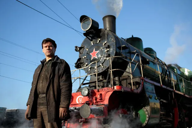 Alexei Gruk, 45, mechanic and supporter of presidential candidate Pavel Grudinin, poses for a picture in St. Petersburg, Russia, January 31, 2018. “The most important thing for me is that our foreign policy stays the same”, said Gruk. “To hell with the sanctions… So what if they don’t bring foreign stuff here anymore? As if that means we have to give up. I don't care”. (Photo by Anton Vaganov/Reuters)