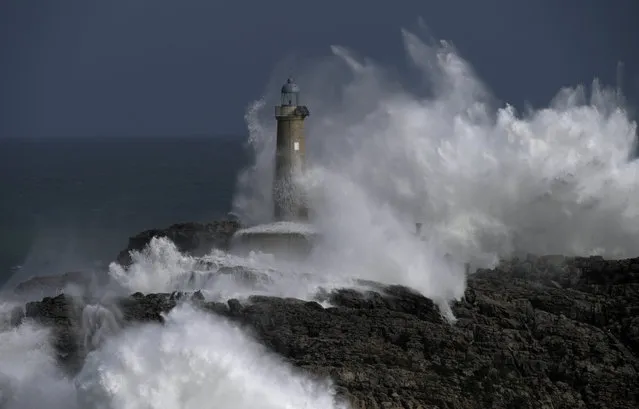 Waves crash on the lighthouse of “La Isla del Mouro” in the port town of Santander, Spain, January 17, 2018. (Photo by Eloy Alonso/Reuters)