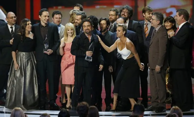 Cast member Johnny Galecki of “The Big Bang Theory” accepts the award for favorite TV show as cast and crew join him on stage during the 2015 People's Choice Awards in Los Angeles, California January 7, 2015. (Photo by Mario Anzuoni/Reuters)