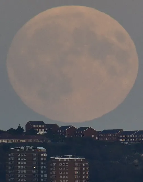 A supermoon rises above Brighton, Britain, September 27, 2015. (Photo by Toby Melville/Reuters)