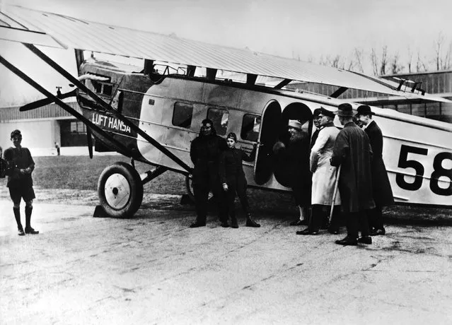A group of passengers is boarding a Lufthansa Dornier Komet III plane, April 6, 1926, at the Tempelhof airport in Berlin, Germany. Lufthansa started its official flight service today. The flight route has stopovers in Halle, Erfurt, Stuttgart and final destination Zurich, Switzerland.. (Photo by AP Photo)