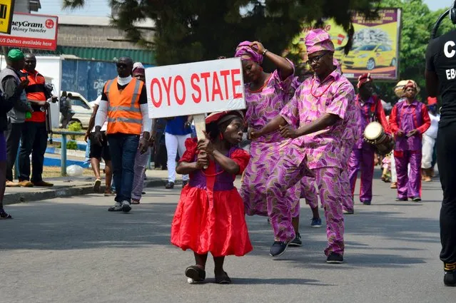 Contingents from Oyo state are seen on parade during the Calabar cultural festival in Calabar, Nigeria December 22, 2015. (Photo by Reuters/Stringer)