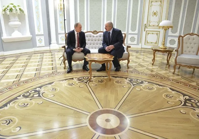 Belarus' President Alexander Lukashenko (R) meets with his Russian counterpart Vladimir Putin during peace talks in Minsk, February 11, 2015. (Photo by Alexei Druzhinin/Reuters/RIA Novosti/Kremlin)