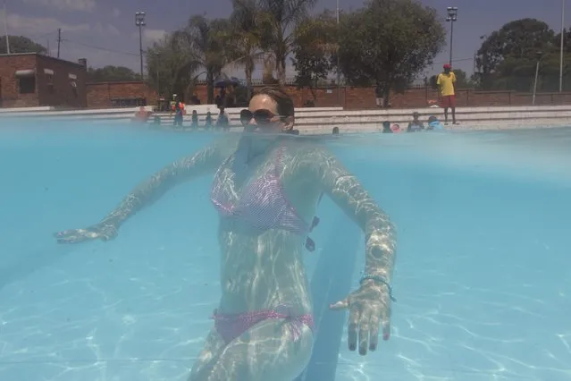 A women swims in the cool waters of the Zoo Lake public swimming pool in Johannesburg, South Africa 05 January 2016. The city and most of the country its experiencing its worst heat wave in years as summer temperatures sore and a lack of rain continues the worst drought in decades. The temperature in Johannesburg is expected to reach 40C this week. (Photo by Kim Ludbrook/EPA)