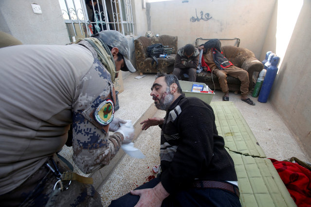 An injured man receives treatment by Iraqi special forces soldiers in Mosul, Iraq, November 29, 2016. (Photo by Khalid al Mousily/Reuters)