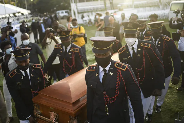 Police carry the coffin of slain Haitian President Jovenel Moise at the start of the funeral at his family home in Cap-Haitien, Haiti, early Friday, July 23, 2021. Moise was assassinated at his home in Port-au-Prince on July 7. (Photo by Matias Delacroix/AP Photo)
