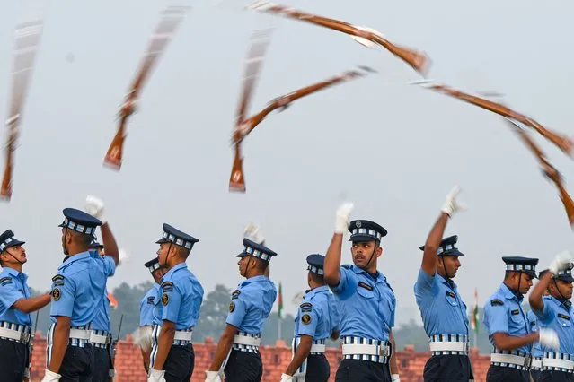 Indian Airforce personnel perform a drill at the final dress rehearsal ahead of Vijay Diwas celebration, in Kolkata on December 14, 2023. (Photo by Dibyangshu Sarkar/AFP Photo)