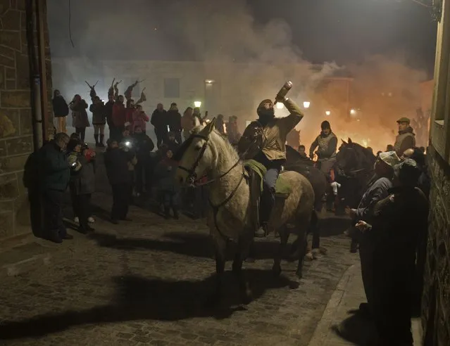 A horseman drinks before jumping over a bonfire in the village of San Bartolome de Pinares in the province of Avila, Castile and Leon in central Spain, during the opening of the traditional religious festival “Luminarias” in honour of San Antonio Abad (Saint Anthony), patron saint of animals, on January 16, 2017. (Photo by Pierre-Philippe Marcou/AFP Photo)