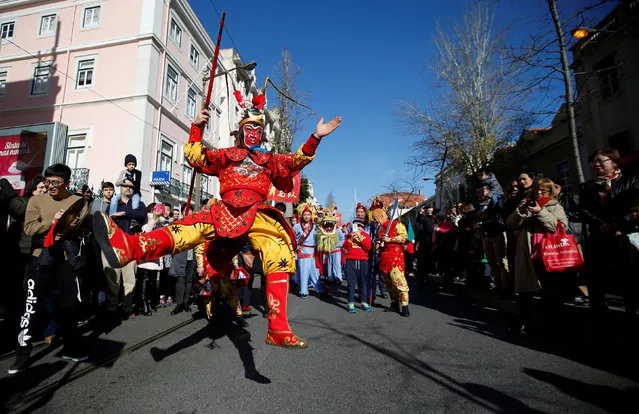 Dancers perform during a parade to celebrate the upcoming Chinese New Year in Lisbon, Portugal January 21, 2017. (Photo by Rafael Marchante/Reuters)