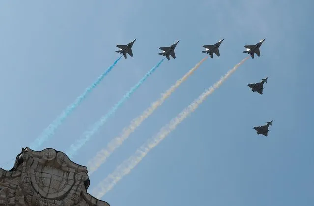 Military aircrafts fly above the Independence Square during the “Independence Day” celebrations in Kiev, Ukraine, 24 August 2021. (Photo by Sergey Dolzhenko/EPA/EFE)