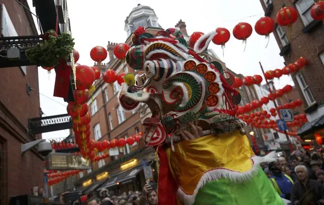 Performers dressed as a lion visit businesses to receive offerings during an event to celebrate the Chinese Lunar New Year of the Rooster in London, Britain, January 29, 2017. (Photo by Neil Hall/Reuters)