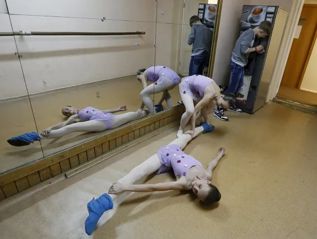 Students of the Krasnoyarsk choreographic college prepare backstage before a dress rehearsal of a performance by graduates of the college at the State Theatre of Opera and Ballet in Russia's Siberian city of Krasnoyarsk, Russia, May 12, 2015. (Photo by Ilya Naymushin/Reuters)