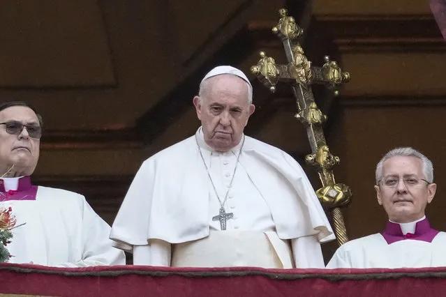 Pope Francis looks at the crowd after delivering the Urbi et Orbi (Latin for “to the city and to the world”) Christmas' day blessing from the main balcony of St. Peter's Basilica at the Vatican, Saturday, December 25, 2021. (Photo by Gregorio Borgia/AP Photo)