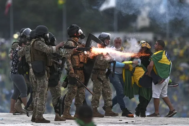 epa10396410 Police confront supporters of former Brazilian President Jair Bolsonaro invading Planalto Palace, in Brasilia, Brazil, 08 January 2023. Hundreds of supporters of former Brazilian President Jair Bolsonaro invaded the headquarters of the National Congress, and also Supreme Court and the Planalto Palace, seat of the Presidency of the Republic, in a demonstration calling for a military intervention to overthrow President Luiz Inacio Lula da Silva. The crowd broke through the cordons of security forces and forced their way to the roof of the buildings of the Chamber of Deputies and the Senate, and some entered inside the legislative headquarters. (Photo by Andre Borges/EPA/EFE)