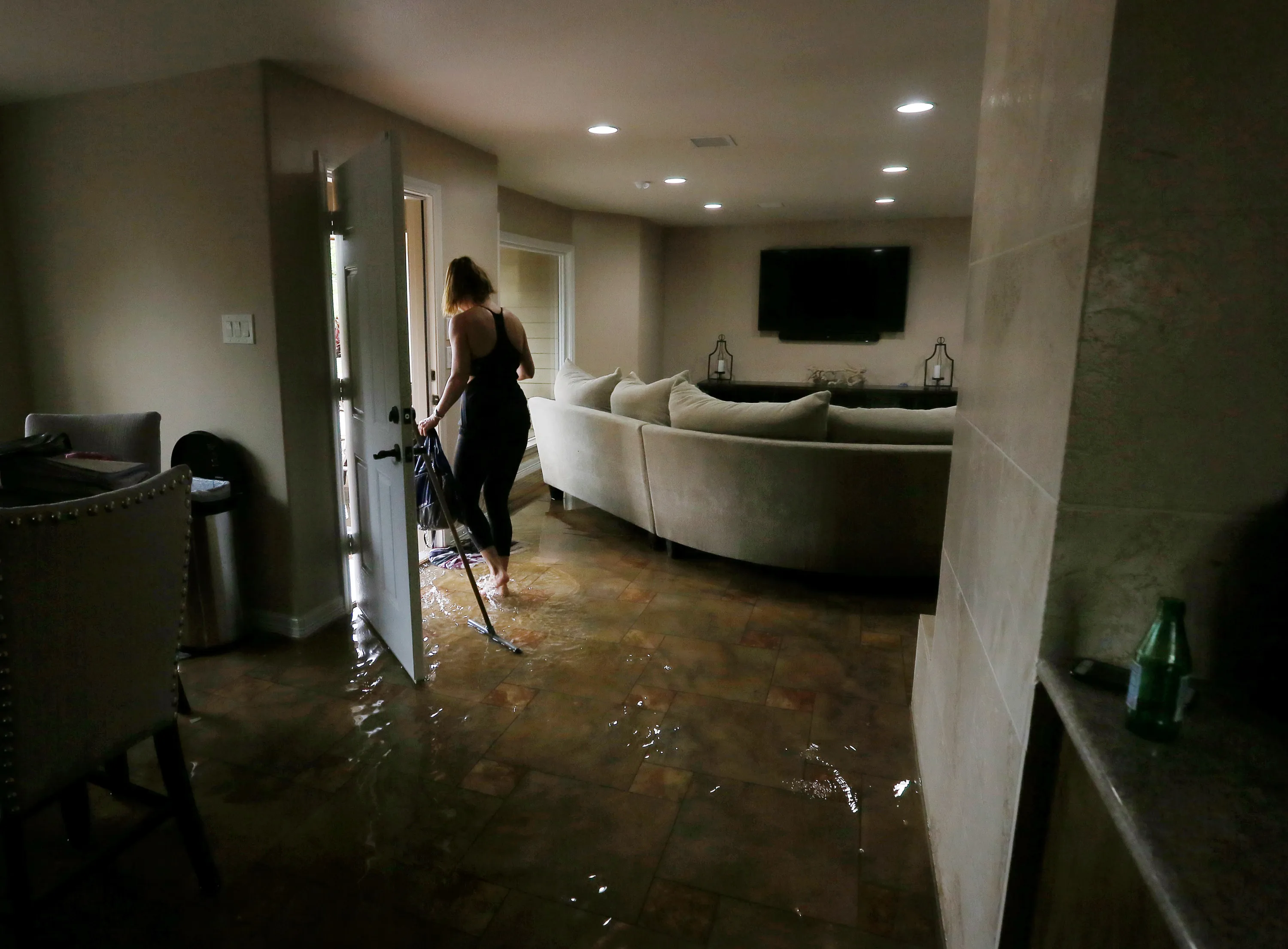 Залив жилого помещения. Затоп квартиры. Затопленная квартира. Потоп в квартире. Затопленная ванная комната.