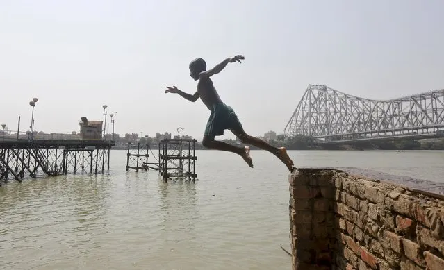 A boy jumps into the Ganges river to cool off on a hot summer day in Kolkata, India, April 19, 2016. (Photo by Rupak De Chowdhuri/Reuters)