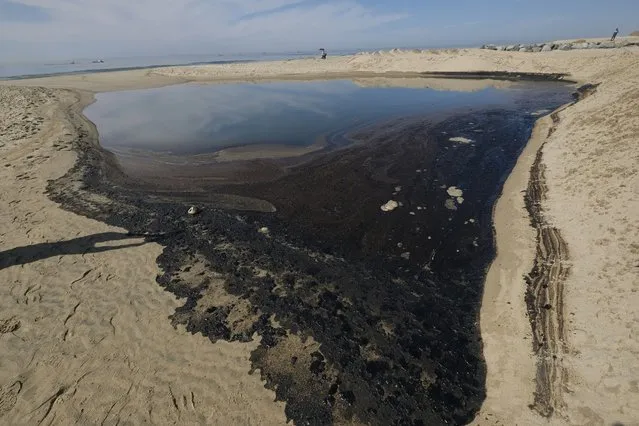Oil washes up on Huntington Beach, Calif., Sunday, October 3, 2021. (Photo by Ringo H.W. Chiu/AP Photo)