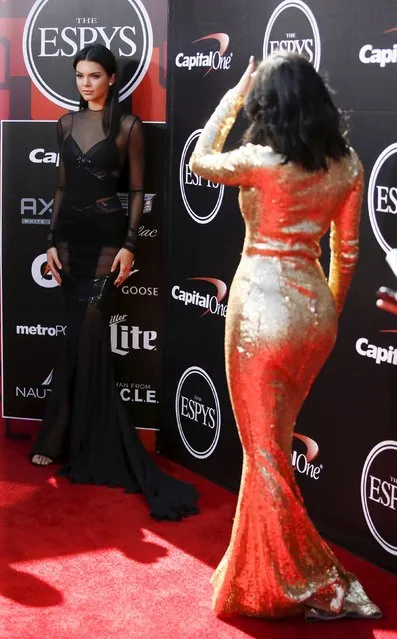 Kendall Jenner (L) and Kylie Jenner (R) arrive for the 2015 ESPY Awards in Los Angeles, California July 15, 2015. (Photo by Danny Moloshok/Reuters)