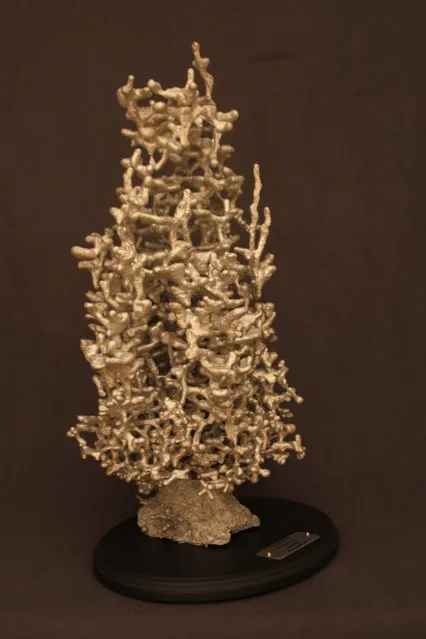 Amazing Sculpture By Pouring Molten Aluminium Down Anthill