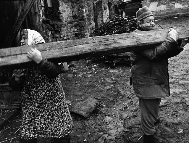 A love story with two log choppers. “In 1993, I was working on a project about life in the Olomouc region of Czechoslovakia. One day, I came to the village of Dlouhá Loučka-Křivá and went into a courtyard where I saw two old people, a husband and wife, sawing firewood for winter. They were working quietly, concentrating. I watched them fetch a beam from a wrecked barn, but they didn’t discuss how they planned to carry it to the saw. The woman faced one way, the man the other. When they realised, the woman eventually turned and followed her husband. The picture I took is the picture of many relationships – when each partner wants something different, but they have to come to an agreement, pull together eventually”. (Photo by Jindrich Streit)