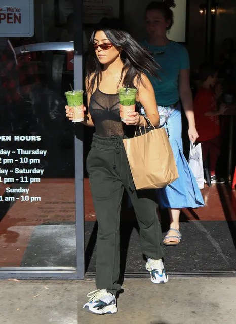 Kourtney Kardashian is seen grabbing takeaways in Los Angeles, California on January 14, 2018. (Photo by Bauer Griffin LLC/Splash News and Pictures)