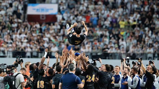 Son Heung-min is receiving a wave of applause as he leaves Tottenham Hotspur after the friendly match between Tottenham Hotspur and Newcastle United at Sangam World Cup Stadium in Mapo-gu, Seoul on August 3, 2025. (Photo by Park Seong-won)