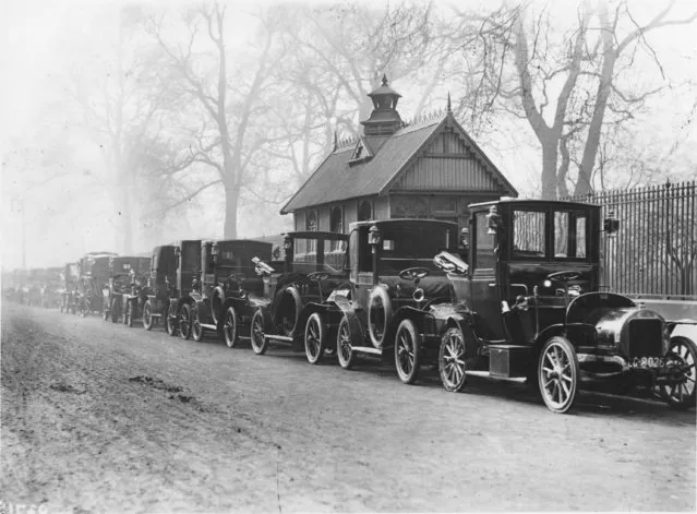 A line of London motor taxis at a cab rank in Knightsbridge on March 1, 1907. (Photo by Hulton Archive/Getty Images)