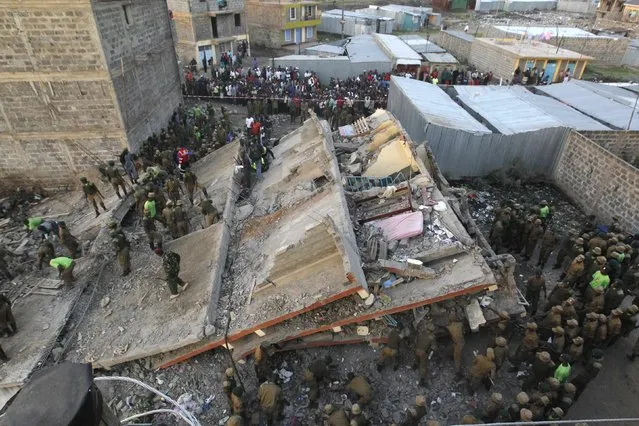 Rescuers search for survivors in the rubble of a collapsed residential building in Makongeni estate in Nairobi December 17, 2014. (Photo by Thomas Mukoya/Reuters)