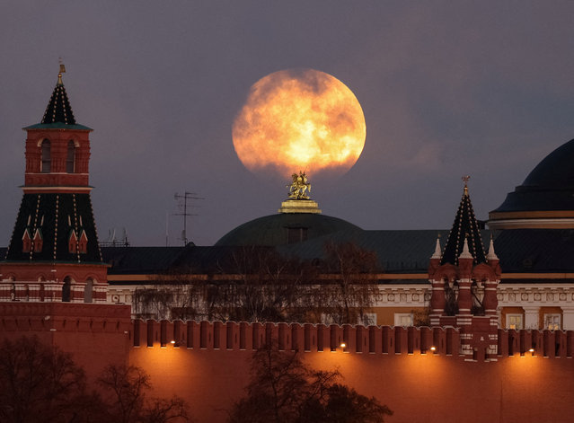 The “Beaver Moon”, a type of supermoon, sets behind the Kremlin in Moscow, Russia on November 5, 2025. (Photo by Marina Lystseva/Reuters)