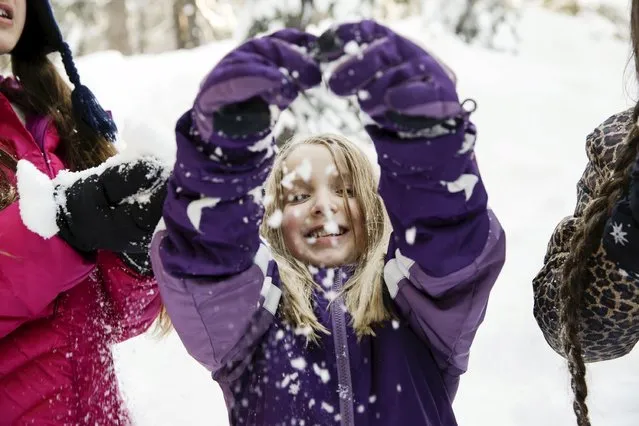 Elin Harvey, 6, plays in snow for the first time near Norden, California, December 5, 2015. (Photo by Max Whittaker/Reuters)