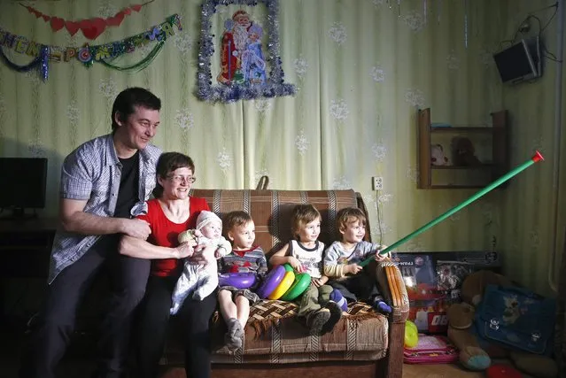 Russian activist Svetlana Davydova (2nd R), her husband Anatoly Gorlov (L) and children Spartak (2nd R), Kassandra (3rd L), Eduard (R) and Artur pose for a picture in Vyazma, February 4, 2015. Russia has conditionally released an activist accused of high treason for phoning the Ukrainian embassy in Moscow to warn that Russian soldiers might be heading to eastern Ukraine, her husband said on February 3. (Photo by Maxim Zmeyev/Reuters)