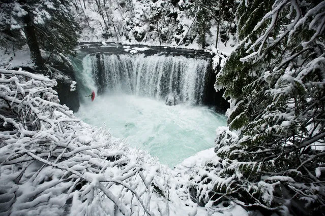 This is the death-defying moment a thrill-seeking kayaker plunges 30ft from the top of a ferocious icy waterfall. Taken this summer during a freakish cold spell, the heart-stopping images were captured on camera by celebrated extreme sports photographer Eric Parker and show kayaker Todd Wells, tackling the 30ft drop of the Little White Salmon River, a tributary of the Columbia River in Washington, USA. (Photo by Caters News Agency)