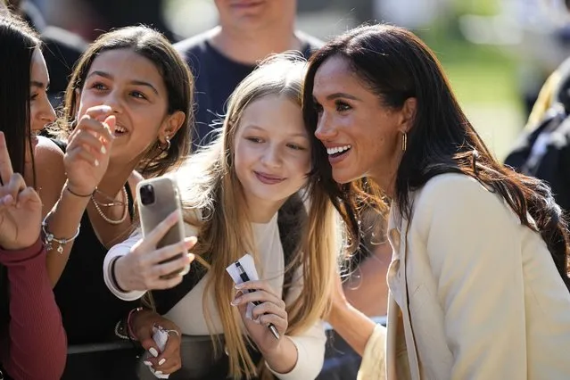 Meghan, Duchess of Sussex, right, poses for selfies with children at the cycling track at the Invictus Games in Duesseldorf, Germany, Friday, September 15, 2023. (Photo by Martin Meissner/AP Photo)