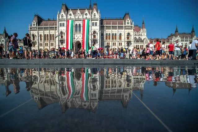 People queue to view parts of the House of Parliament open to the public in Budapest, Hungary, 20 August 2023, on St. Stephen's Day. Hungary's main national holiday, marked by the name of its first king and founder of the Kingdom of Hungary, Stephen I, celebrates the founding of the country over a millennium ago. (Photo by Zoltan Balogh/EPA/EFE)