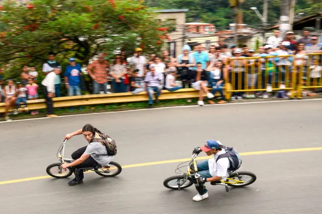 Participants descend a hill in the gravity bike competition during the 29 th Car Festival in Medellin, Antioquia department, Colombia, on November 18, 2018. (Photo by Joaquin Sarmiento/AFP Photo)