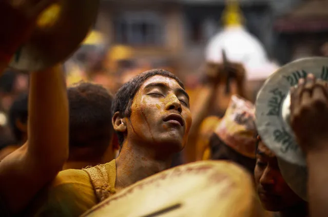Nepalese people sing and dance to traditional music with coloured powder on their faces during the Bisket Jatra Festival in Thimi, on the outskirts of Kathmandu, Nepal, 15 April 2015. (Photo by Narendra Shrestha/EPA)