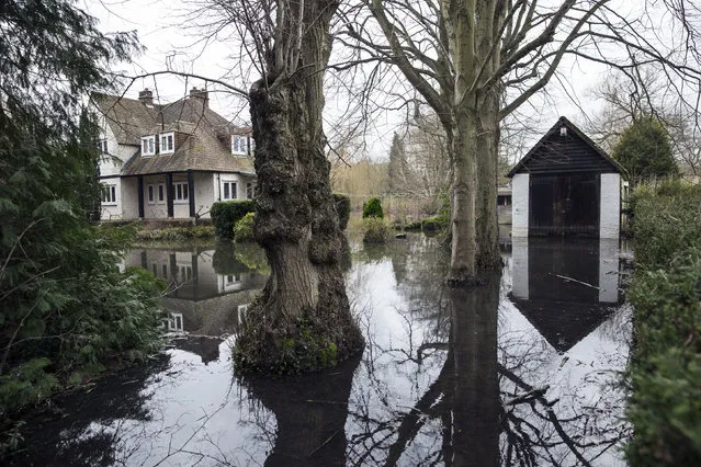 A property situated adjacent to the river Thames is surrounded by flood water on February 17, 2014 in Shiplake, England. (Photo by Oli Scarff/Getty Images)