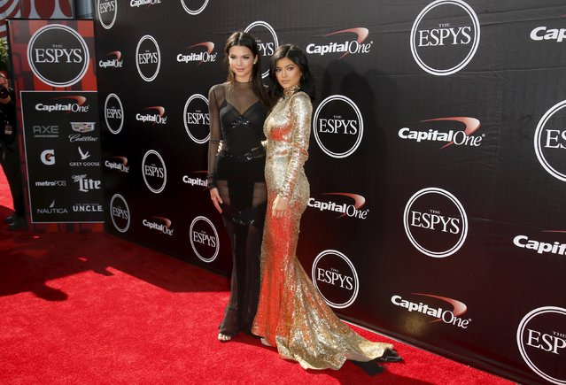 Kendall Jenner (L) and Kylie Jenner (R) arrive for the 2015 ESPY Awards in Los Angeles, California July 15, 2015. (Photo by Danny Moloshok/Reuters)