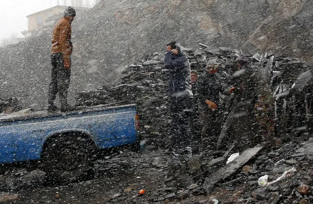 Afghan workers during a snowy day in the city of Meygun, north of Tehran, Iran, 15 January 2022. According to figures last issued by the Iranian Government in October 2020, some 780,000 Afghans were living in Iran as refugees. The figure is currently being updated as thousands of Afghans fled their country in the wake of the Taliban takeover in 2021. (Photo by Abedin Taherkenareh/EPA/EFE)
