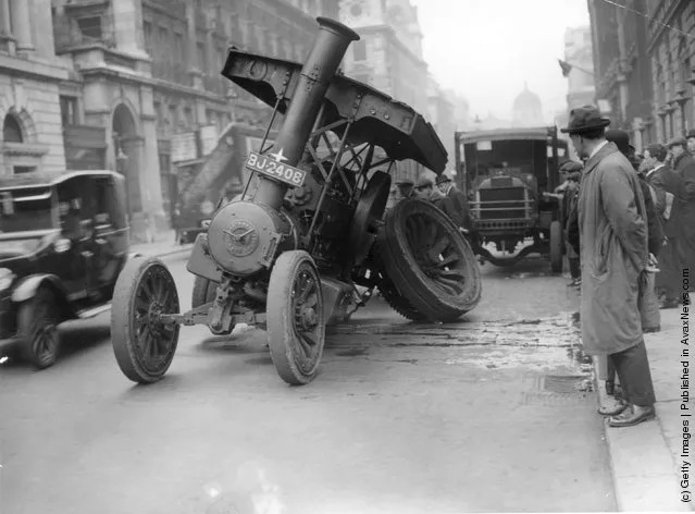 1923: A steam traction engine with a broken rear axle in Pall Mall, London