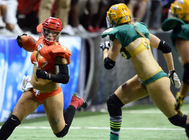 Quarterback Sindy Cummings #7 of the Las Vegas Sin runs for yardage against Anna Heasman #13 of the Green Bay Chill during their game at the Thomas & Mack Center on May 15, 2014 in Las Vegas, Nevada. Las Vegas won 34-24. (Photo by Ethan Miller/Getty Images)